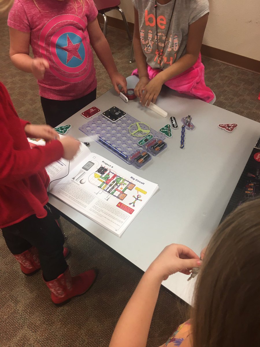 MillsapEL's tweet photo. Kindergarten students are getting a little snap circuit action in STEM lab this morning! https://t.co/7u0LF29gqO