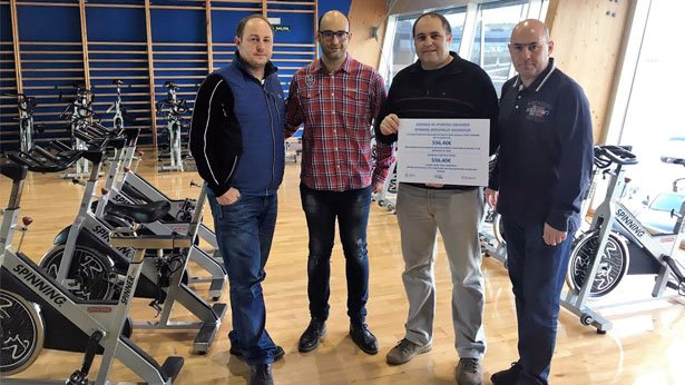 HiruHamabi's tweet photo. Recibimos la donación por las #RodadasSolidarias de Spinning organizadas por @SPINCLUBtweets @SpinningSpain y @AValledeEgues
MIL GRACIAS!! https://t.co/kTzQX5Sk8p