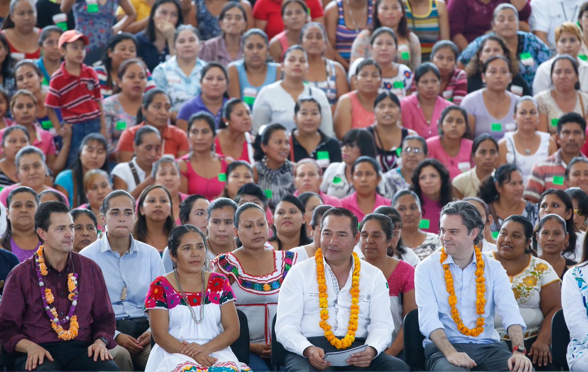 LuisEMirandaN's tweet photo. Con el Presidente @EPN dialogamos con algunas de las familias que representan historias de dedicación, esfuerzo y éxito. #SedesolContigo https://t.co/f0MMrNmWoc