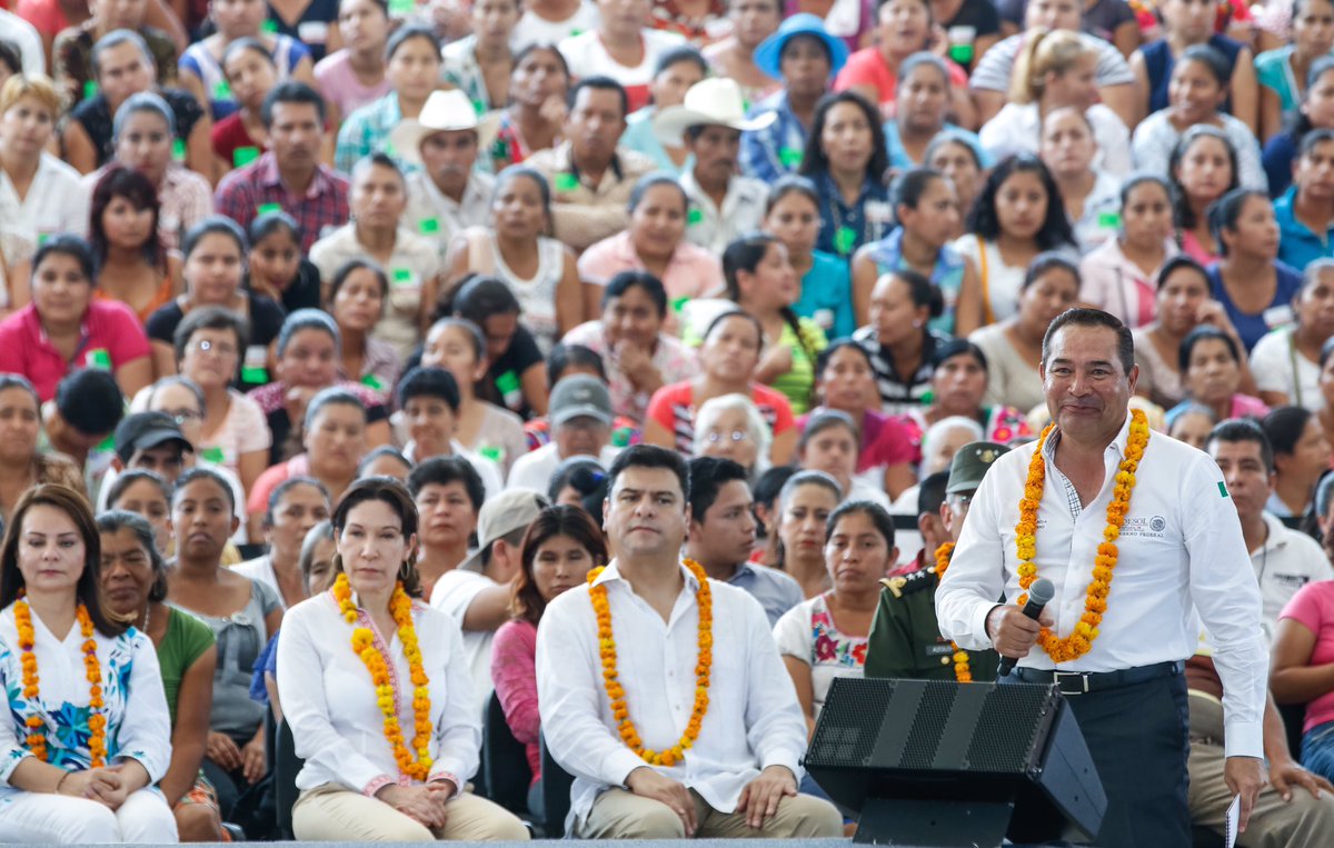 LuisEMirandaN's tweet photo. Con el Presidente @EPN dialogamos con algunas de las familias que representan historias de dedicación, esfuerzo y éxito. #SedesolContigo https://t.co/f0MMrNmWoc