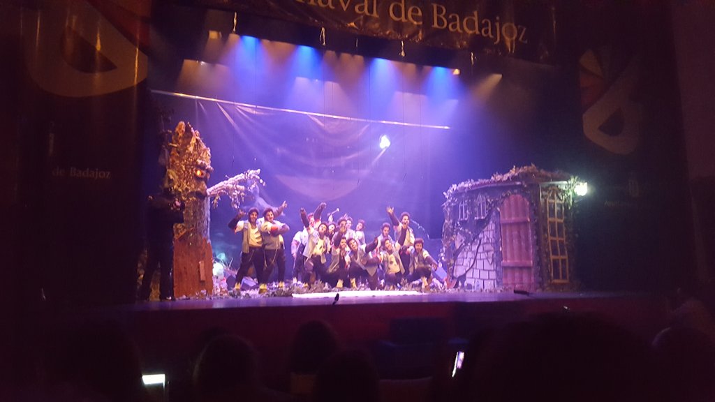 "Soy un hombre lobo con pedigree, I lobo you" muy bien <a href="/MurgaCallejeros/">Murga Los Callejeros</a> #comba2017 #carnavalbadajoz