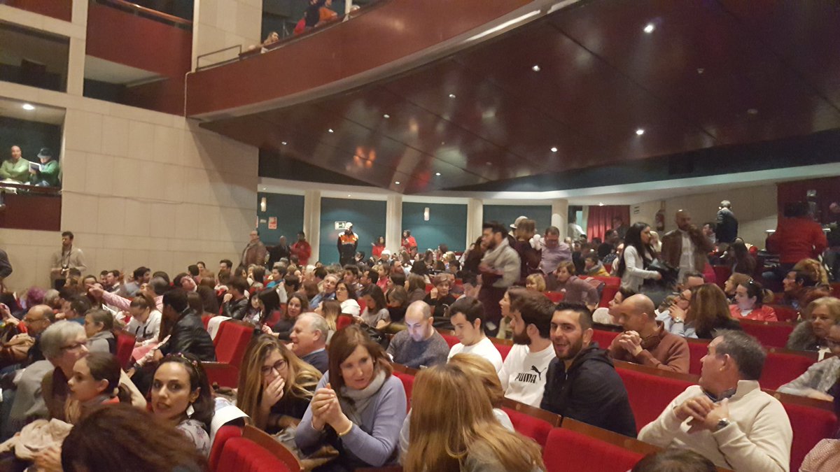 Apenas quedan asientos libres en el primer día del #comba2017 del #carnavalbadajoz 👏👏👏