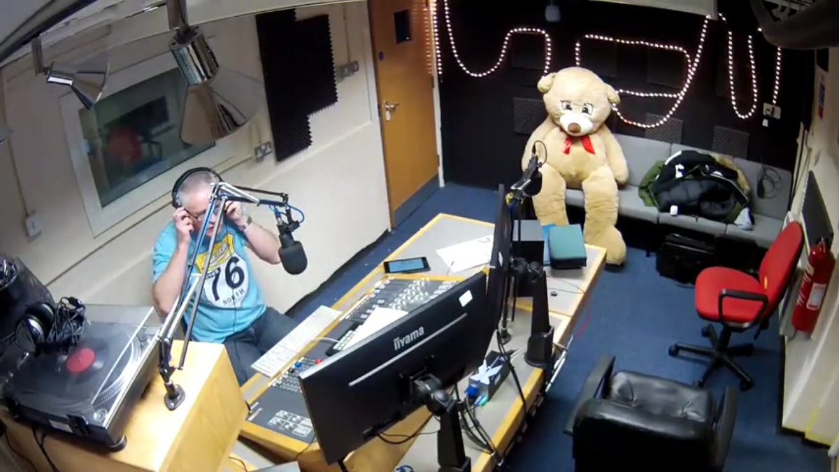 RochValleyRadio's tweet photo. Vinny Morley is LIVE until 10pm with the #CountryChartShow. https://t.co/1yBLfYU0zP https://t.co/LyRjIiBDJg