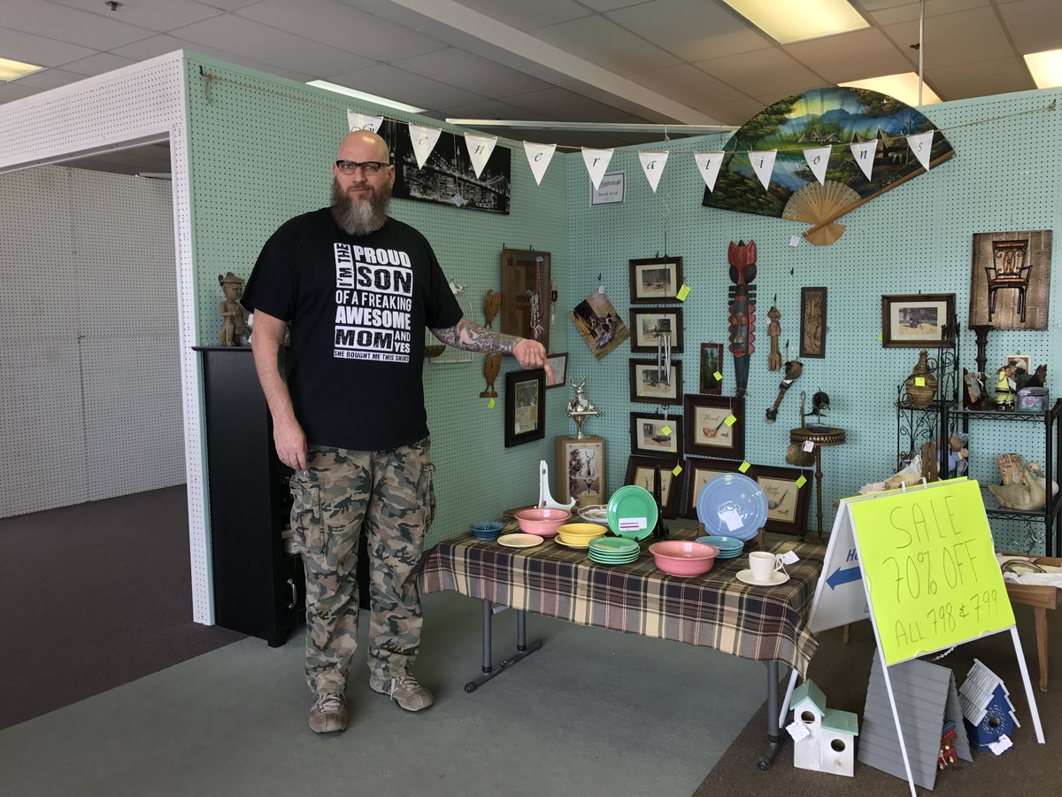Find out why this ridiculous small table is a huge No No when selling at an #antiquemall #Freewebinar ecomclasses.com #fleamarket