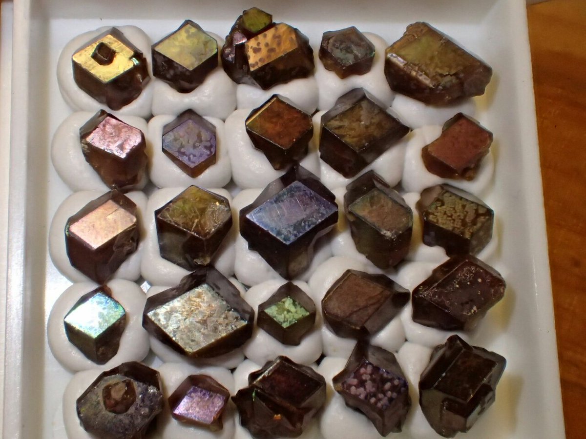 バレンタインなのでチョコっぽい石を貼る Hashtag On Twitter