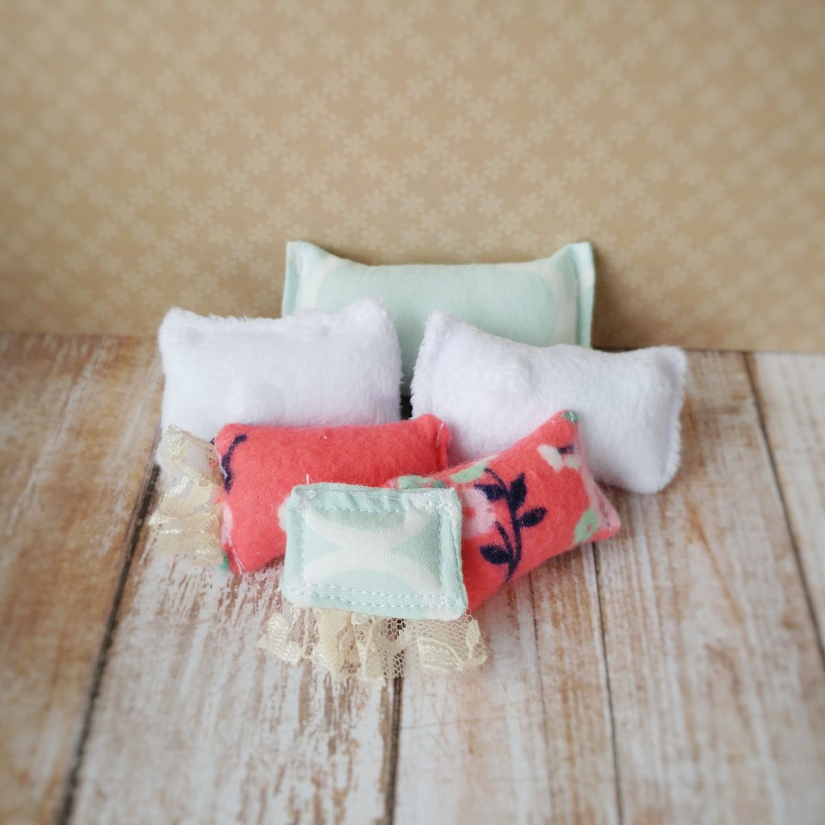 RDiffrient's tweet image. Mini dollhouse pillows ❤ etsy.com/listing/494754… #mini #miniature #miniatures #dollhouse #dollhousefurniture