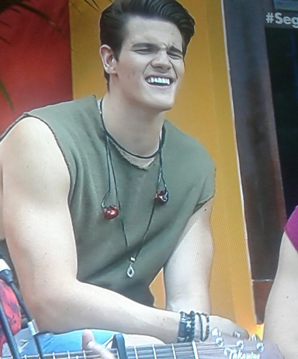 bcceze's tweet photo. Cara de feliz assistindo BCC no @multishow  #SegundanejaNaCasaTVZ #BCCNaCasadeVerao https://t.co/YqbnmWmOvY
