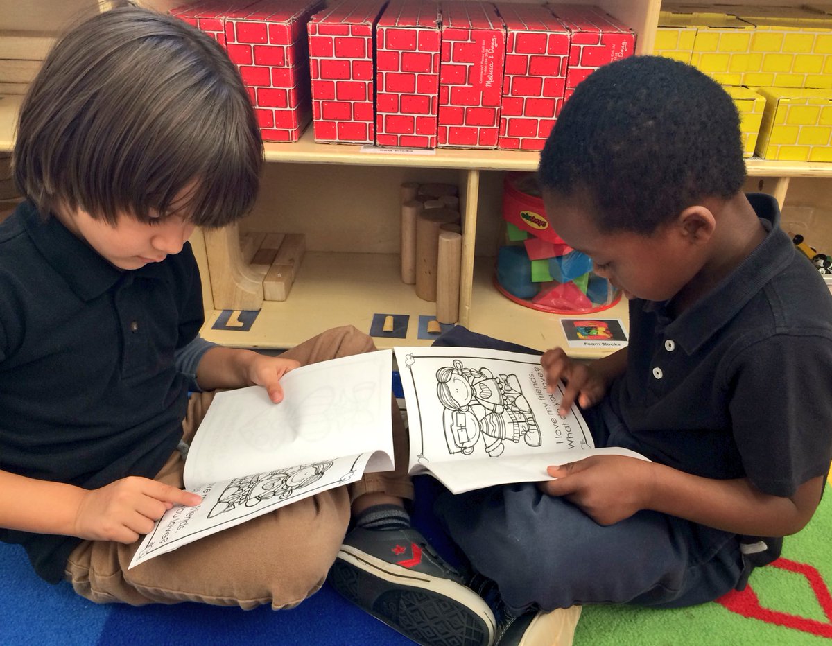 BilalsPreKClass's tweet image. Working through sight words, tracking print... We love reading!! 📖❤️ #literacyislife #learntoreadreadtolearn @GardenHillsElem @aps_OEL