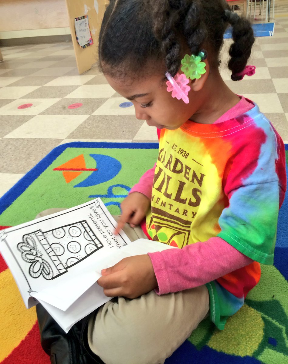 BilalsPreKClass's tweet image. Working through sight words, tracking print... We love reading!! 📖❤️ #literacyislife #learntoreadreadtolearn @GardenHillsElem @aps_OEL
