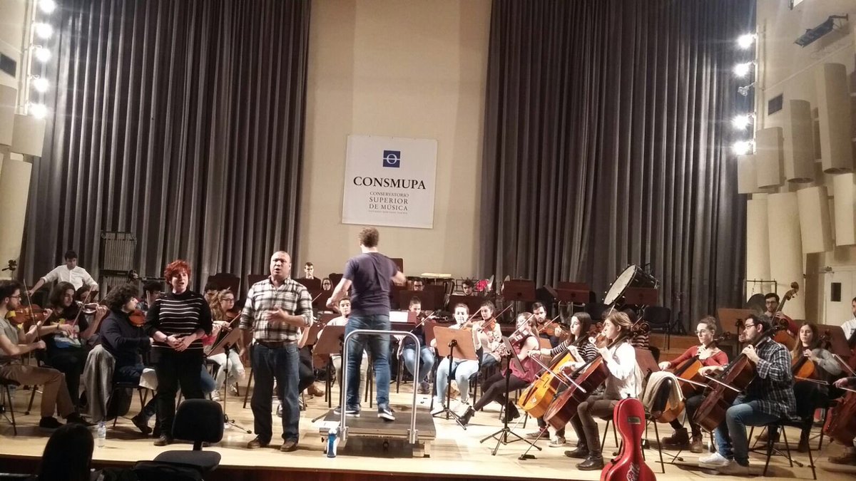 Alumnos de la maestra de canto Begoña García-Tamargo.
Ana Peinado y Óscar Castillo, dúo de Pamina y Papageno de La Flauta Mágica de Mozart.