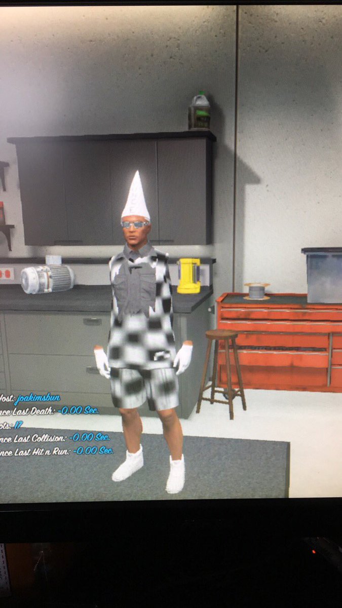 IcedModz's tweet image. who want this outfit 😂