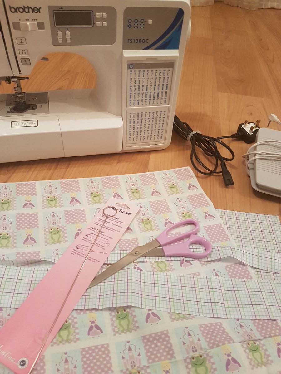wheelervik's tweet photo. New machine, test project for the pink one #freestylesewing #wingingit https://t.co/W1qWuDkLb0