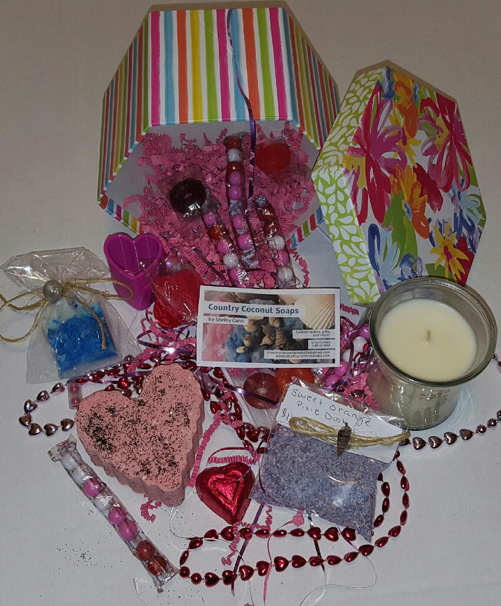 tndcrtz's tweet image. Wow! @CountryCoconuts! Thank you so much! Everything smells so amazing! I could smell the bath bomb through the box! #HappyValentinesDay 💖