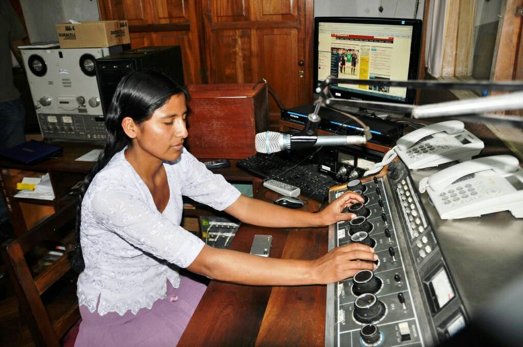 CholitasIn's tweet photo. Las #Cholitas del valle tambien hacen radio #Diamundialdelaradio #bolivia #Cochabamba #felicidades https://t.co/7TYE1uRj5B