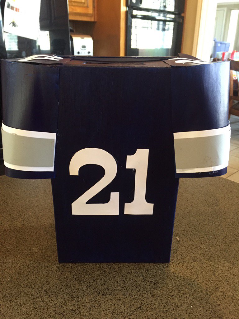 AmyMcCown1's tweet photo. Diehard OSU and Cowboys fans request a Zeke jersey for their Valentine's Day box. @EzekielElliott @dallascowboys https://t.co/WRIWFKJVKM