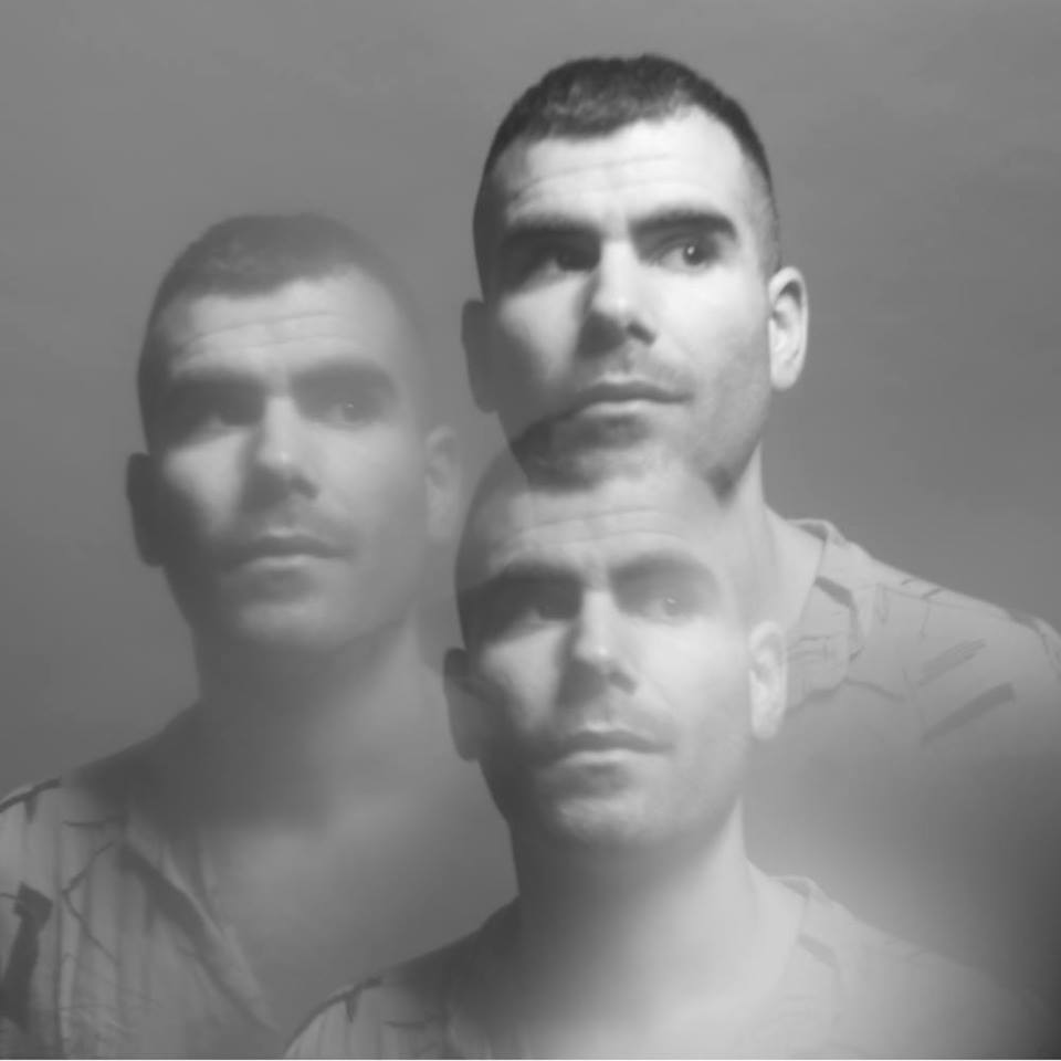 salaredstar's tweet photo. Produeix música, punxa amb el mòbil i fa directes amb màquines. En realitat, el màquina és ell! @bianoname a la #RedNightdjs de divendres! https://t.co/pBDvEZ6gte