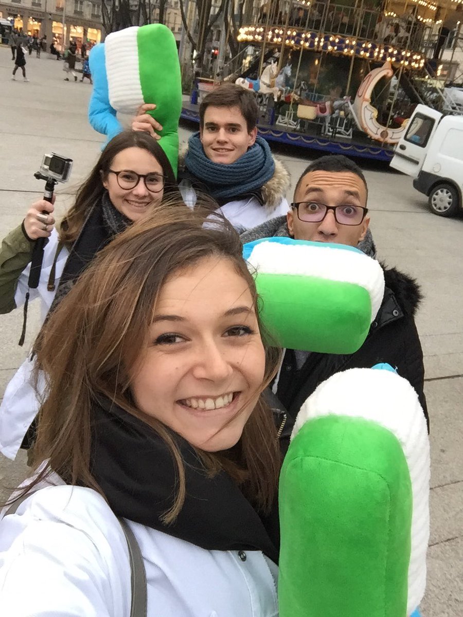 CDerouvroy's tweet photo. A la fermeture des écoles, nous sommes venus vous rencontrer dans la rue ! #DentairesenRA #SaintEtienne #DENTger https://t.co/wFHJZOKBTr