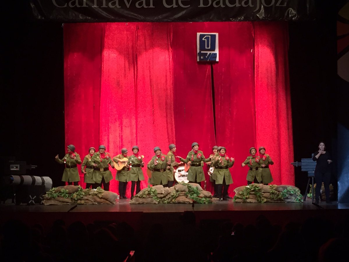 revistagrada's tweet photo. Turno de @murga20dcopas, ¡Una murgas por la integración! ¡BRAVO! #COMBA2017 #COMBA2017P1 https://t.co/dH4c6puIgh