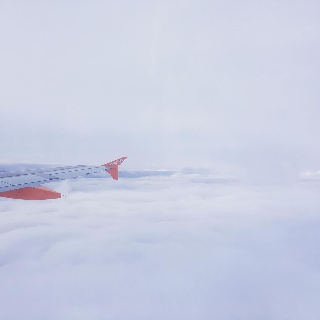 Emmanaud's tweet image. Cotton sky ☁️☁️✈️#travel #sky #white #cotton #plane ift.tt/2kkTQgN