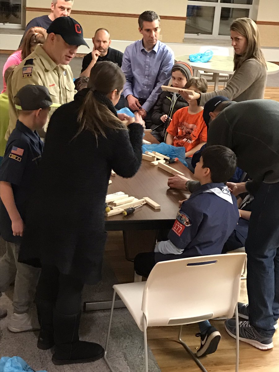 CubPack177's tweet image. Bears building catapults!