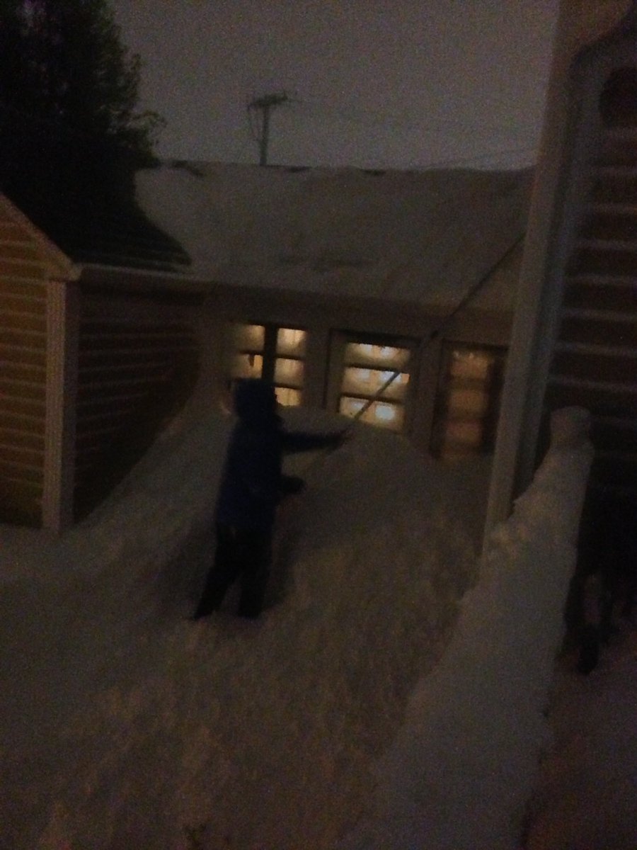BeckyDoiron3's tweet image. I wish I could say it was fun but at least it's done..... for now! #snowcleanup #stillsnowing