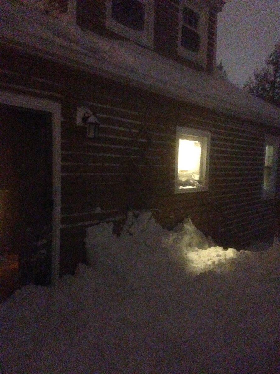 BeckyDoiron3's tweet image. I wish I could say it was fun but at least it's done..... for now! #snowcleanup #stillsnowing