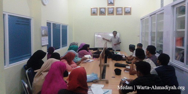 WartaAhmadiyah's tweet photo. Pelatihan Jurnalistik Tingkatkan Keterampilan Menulis Muslimah Ahmadiyah Medan https://t.co/qw8ot32sk6 https://t.co/aeeneUpcT0