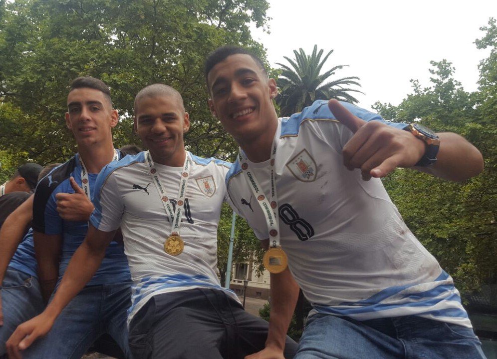 Uruguay's tweet photo. #Sub20 | Al finalizar el acto se realizó una caravana desde la sede de la @AUFOficial a la Plaza Independencia. https://t.co/NUiH8LV3RL https://t.co/uUDzRmo8um
