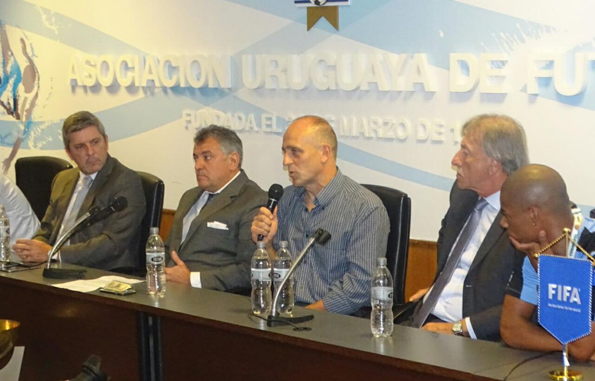 Uruguay's tweet photo. #Sub20 | El Consejo Ejecutivo de la @AUFOficial realizó un homenaje al plantel campeón del Sudamericano 2017. https://t.co/NUiH8LV3RL https://t.co/gVeErIV2p7