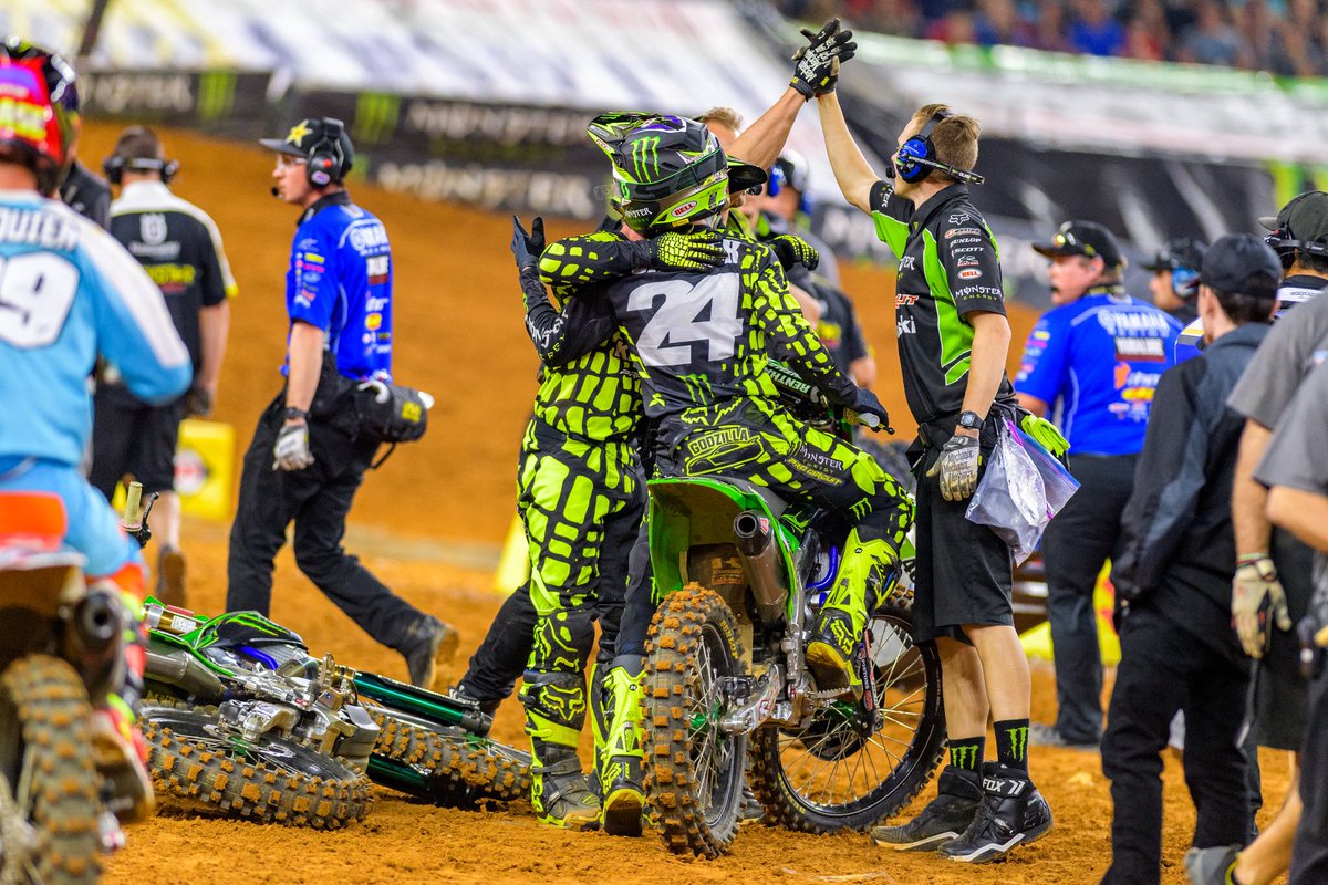 #HugItOut Nothing like showing your teammate some respect... <a href="/justinhill46/">Justin Hill</a> &amp; <a href="/AustinForkner/">AustinForkner</a> put on one hell of a show in Arlington!