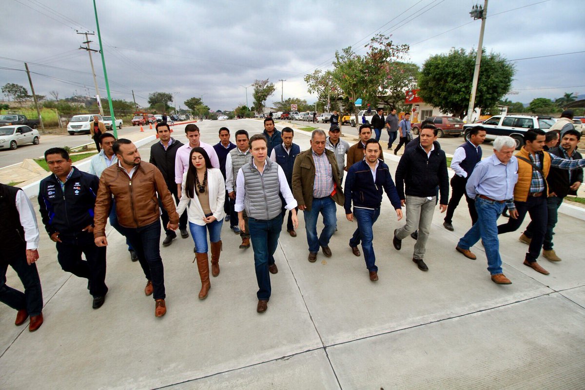 VelascoM_'s tweet photo. El Boulevard "Rodulfo Figueroa" en #Cintalapa comienza a tener un nuevo rostro con la 1ª etapa de su modernización. https://t.co/YNkDRtEpot