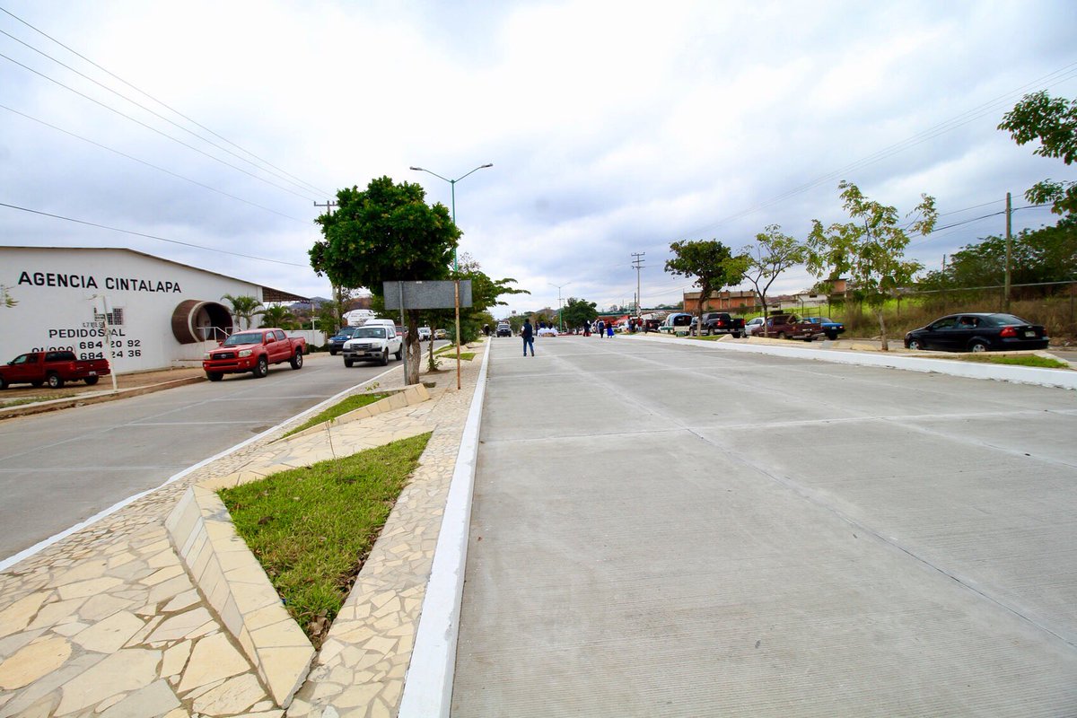 VelascoM_'s tweet photo. El Boulevard "Rodulfo Figueroa" en #Cintalapa comienza a tener un nuevo rostro con la 1ª etapa de su modernización. https://t.co/YNkDRtEpot