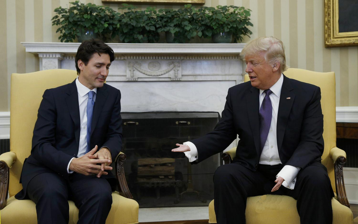 DarkComedy's tweet photo. Canadian PM Justin Trudeau hesitating to shake Donald Trump's tiny little hand
#trumpweak #trumpsmall #trumplittleman #TinyHands https://t.co/5ZKyiXvZyS