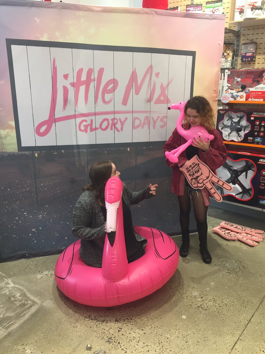signofthesky's tweet photo. @samanthakels #InternetFriendsDay MET AT #GLORYDAYSROADTRIP AND NOW SHE BOUGHT US DWT TICKETS. https://t.co/66NKxx1PQK