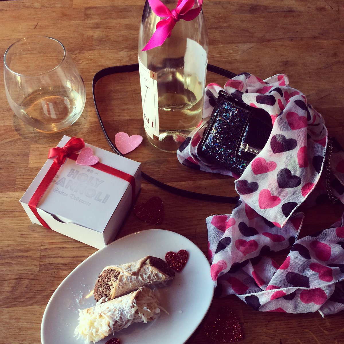 Iheartcannoli's tweet photo. Love is in the air! #cannolilove #valentines #holycannoli #❤ #allthingsamazing https://t.co/nMTvizAxGl