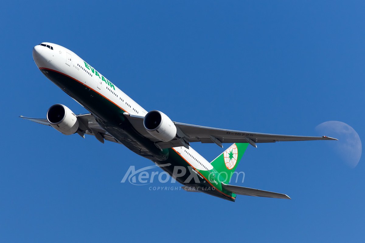 AeroPX's tweet photo. An @EVAAirUS @BoeingAirplanes 777, departing @JFKairport in front of a half moon #avgeek https://t.co/T06hoUWZGJ