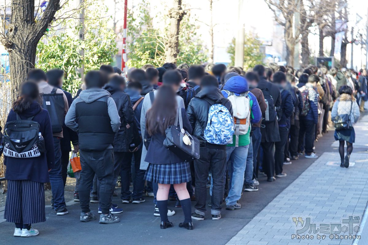 ツルミロボ アニメイトごちうさバレンタインお配り会 秋葉原は平日にもかかわらず約300人の列 一昨年 土曜日 こころぴょんぴょん 約100人 去年 日曜日 ニコッ と笑顔 約0人 今年 火曜日 ハッピー バレンタイン サー 約300人