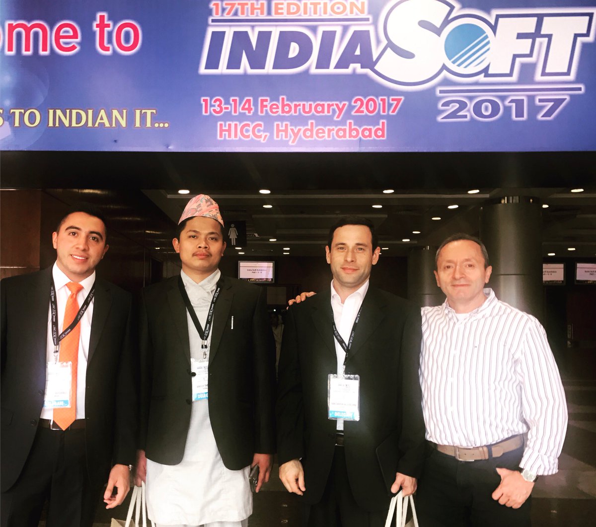 VisionGCobranza's tweet photo. Friends from #nepal🇳🇵 and #chile🇨🇱 doing business and looking for new opportunities in #indiasoft2017 #VisionGerecial🇨🇴In🇮🇳 https://t.co/TFUbekBVXw