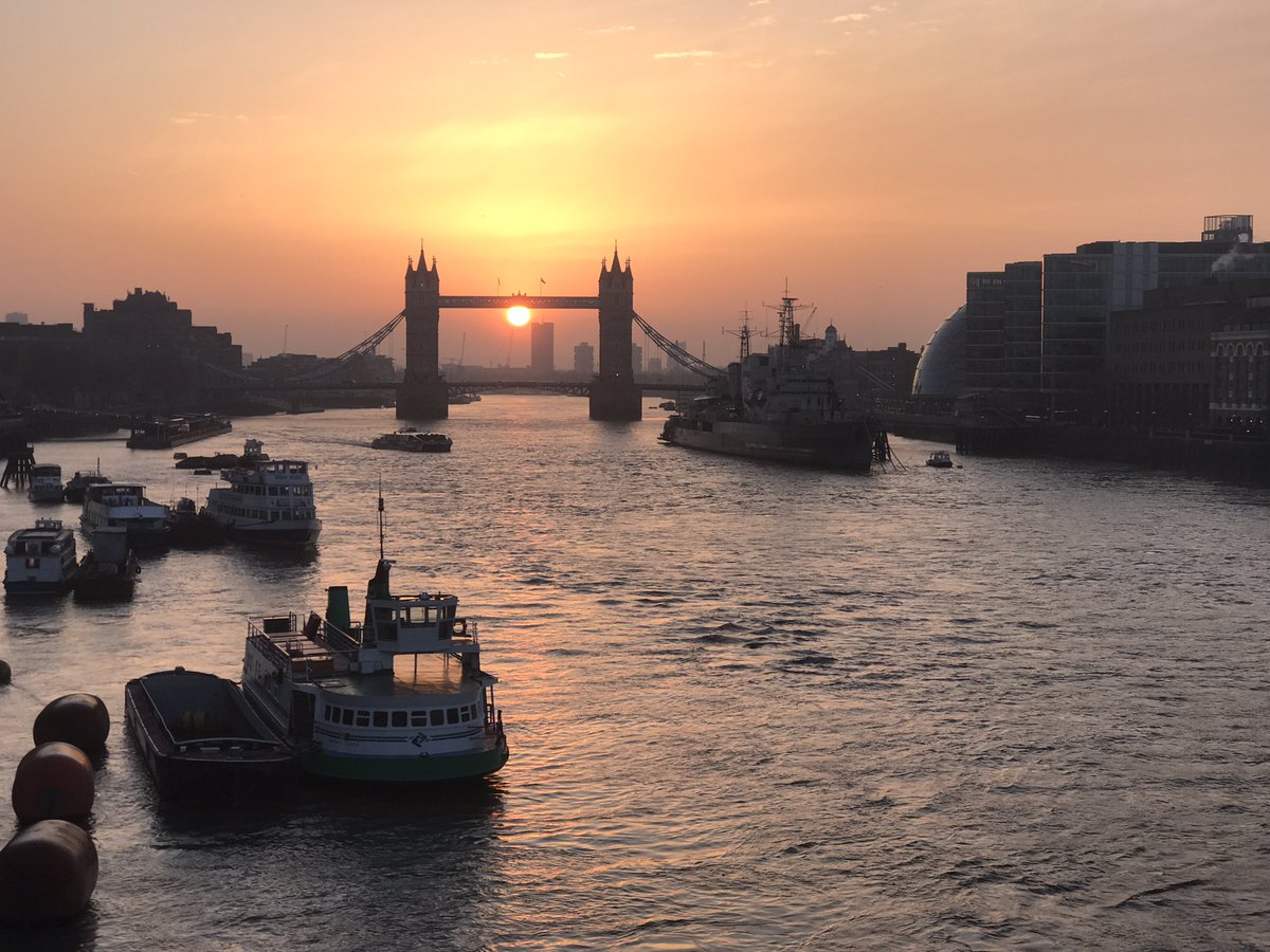 Fil_Barker's tweet photo. #sunrise https://t.co/39SEizVc06