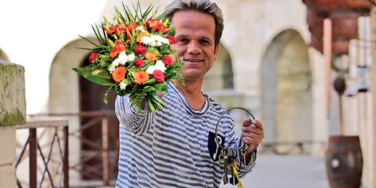 Fanfanlb's tweet photo. Quand soudain... ! Un nain connu vous offre des fleurs...
#RetirezMoiPacoDelo https://t.co/TgoapWQTnQ