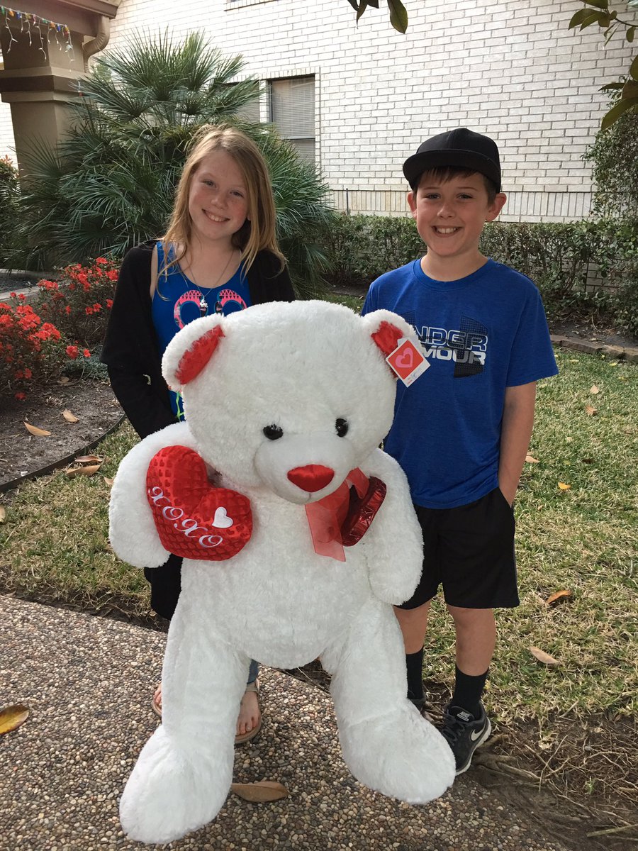 Just_NicoleS's tweet photo. How sweet is my kid? 💕 #valentines #itsalreadystarting https://t.co/jHt5NjDTxm