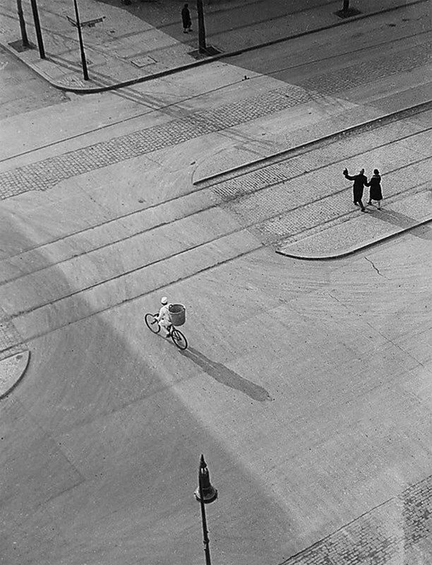 garygoldsmith's tweet image. The revolutionary work of Lazlo Moholy-Nagy. He didn't invent Instagram, but in the 30's he invented "photograms". guggenheim.org/artwork/artist…