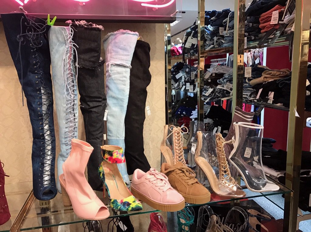 ClassJorna's tweet photo. 皆さんこんにちは☺️✨本日はKAORI＆ERINAで営業中です😘新商品のBOOTSまだまだ在庫御座います❤️本日も皆様の御来店お待ちしております✨ https://t.co/dbadRJ09Nq