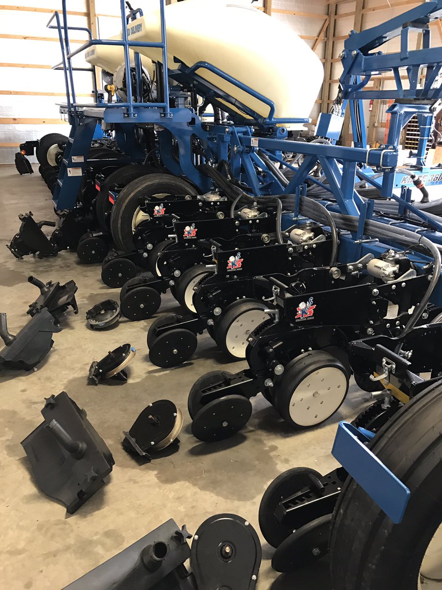 integrityprecag's tweet photo. Brand New Kinze Planter getting upgraded before it plants its first acre! #plant17 #decisionag #yieldevolution @AgLeaderTech https://t.co/ulXyQVuFls