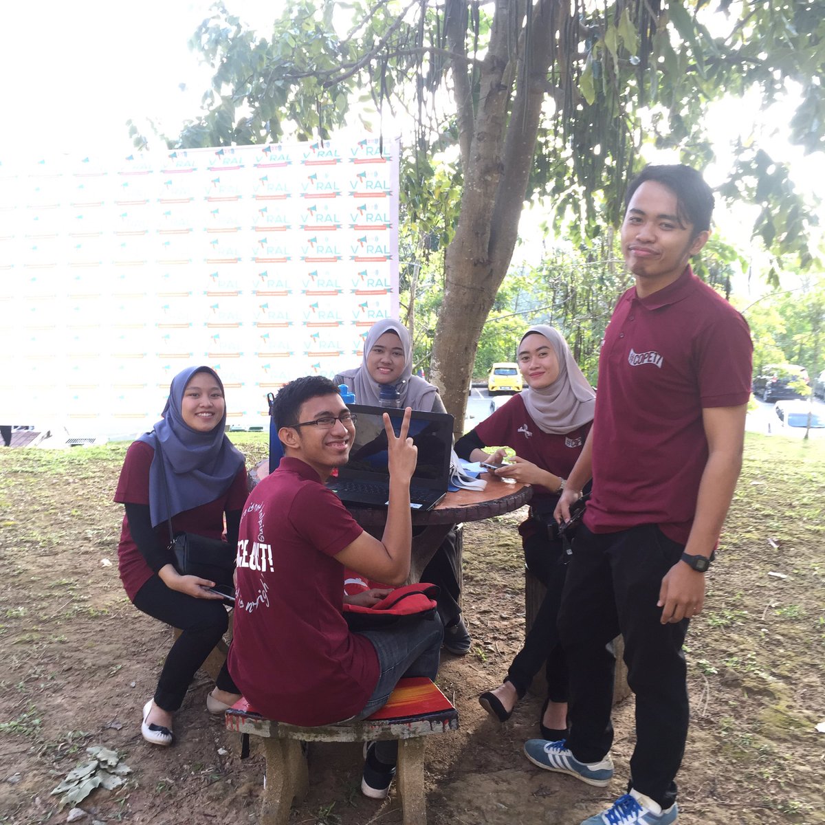 byLforall's tweet photo. #delayupdate Baik lah akak abang @ClassyCare_! #L4UGH https://t.co/ujLBr1VpvW