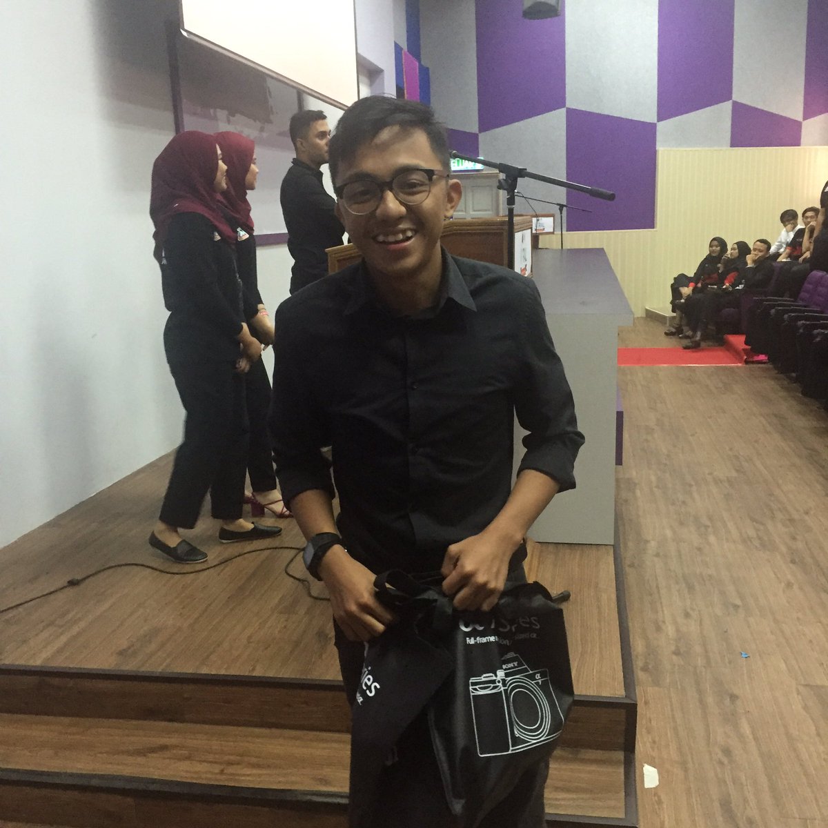 byLforall's tweet photo. #delayupdate Abang akak seghonok dapat menang hadiah peti ais dan tv 90 inci diatas lucky draw! #L4UGH https://t.co/LVDejj7shg