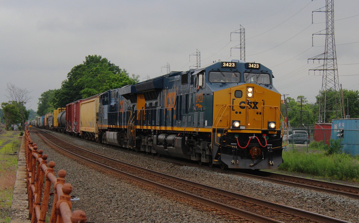 ZRyan802's tweet photo. @CSX Tier 4 Gevo #3423 leading a slow westbound Q301 through town still looking fairly new. Bound Brook, N.J. https://t.co/59wFFODRgc