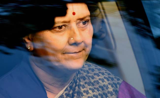 Supreme Court convicts #Sasikala in #DACase, she can't become Chief Minister. She is to surrender immediately