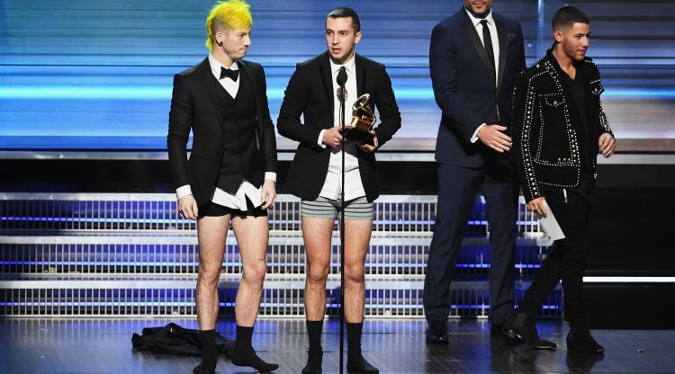 RollTime_'s tweet photo. "Queste cose a #sanremo2017 non accadono" ▬ direbbe @CarContiRai 🤣 #GRAMMYs https://t.co/TbA6TtBiTP