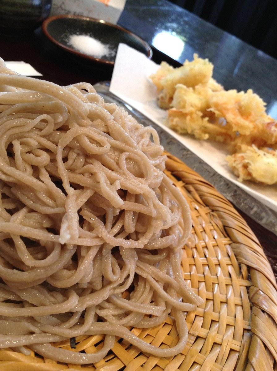 やまだ 今日の昼 田舎蕎麦と更科が選べるんだけど田舎蕎麦にした 合い盛りもある 田舎蕎麦なんでモゴモゴ喰うやつ 蕎麦も天ぷらも美味かった つまみメニューがあれば呑んでから食べれるのになぁ こちらは食事メニューのみのようです 食べ歩き 蕎麦